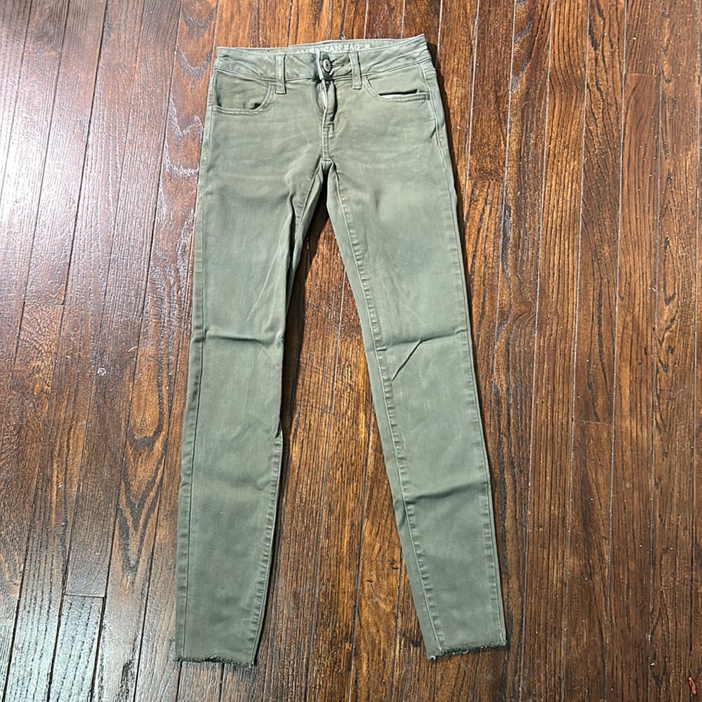 American Eagle low rise super stretch skinny jeggings in green in size 0L